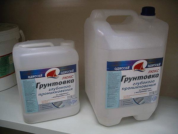 Грунтовка стен в ванной должна проводиться спациальным составом, предназначенным для влажных помещений