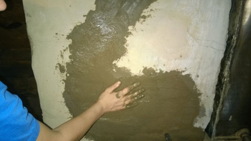 Сперва нужно замазать трещины и щели, после чего приступать к полному обмазыванию печи
