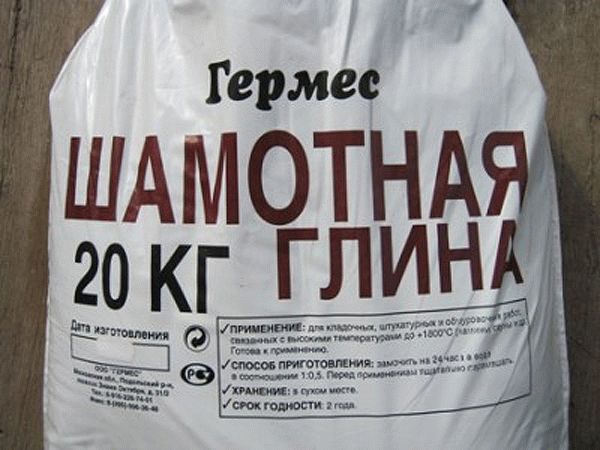 Шамотная глина свободно реализуется в строительных магазинах, поэтому купить ее не составит труда