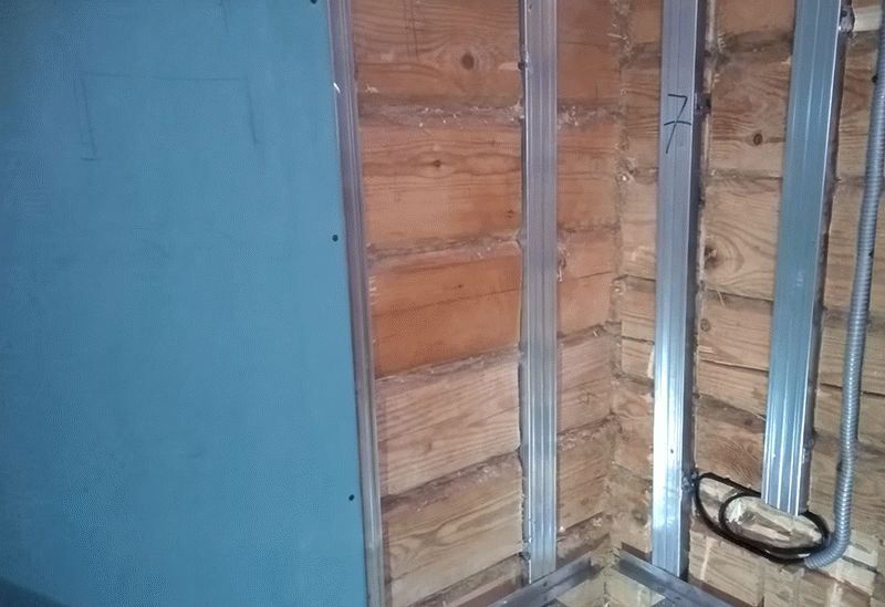 Выполнять обшивку стен в новом деревянном доме можно лишь в том случае, если он построен из клееного бруса