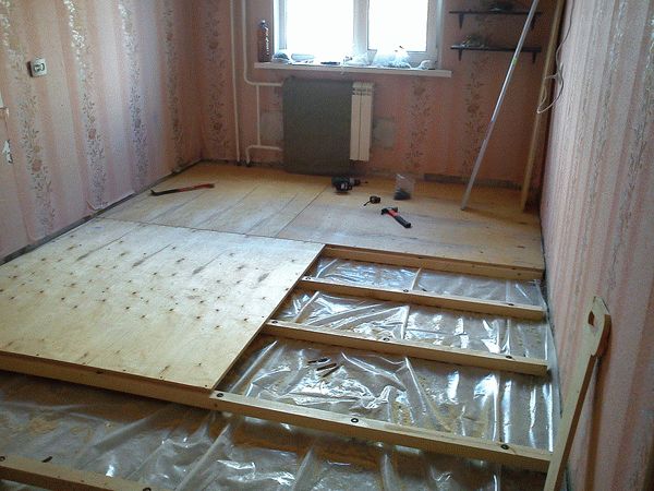 Выравнивание деревянного пола с предварительным демонтажем старого покрытия и заменой лаг