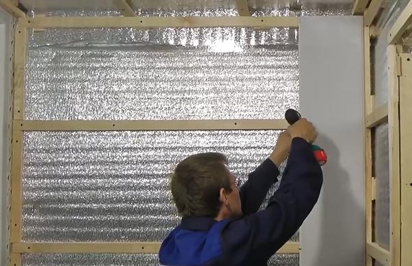 Установка первой панели начинается с внутреннего угла
