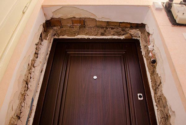 Осыпающиеся участки штукатурки нужно полностью удалить