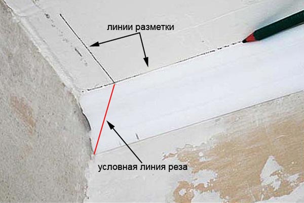 Нанесение разметки для обрезки угла плинтуса