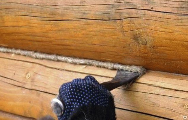 Если хотите оставить деревянному строению первозданный вид, то обязательным этапом будет герметизация стен от щелей.