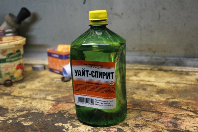 Уайт-спирит – это органический токсичный и легковоспламеняемый растворитель, который хорошо очищает от жира, но оставляет на поверхности пленку